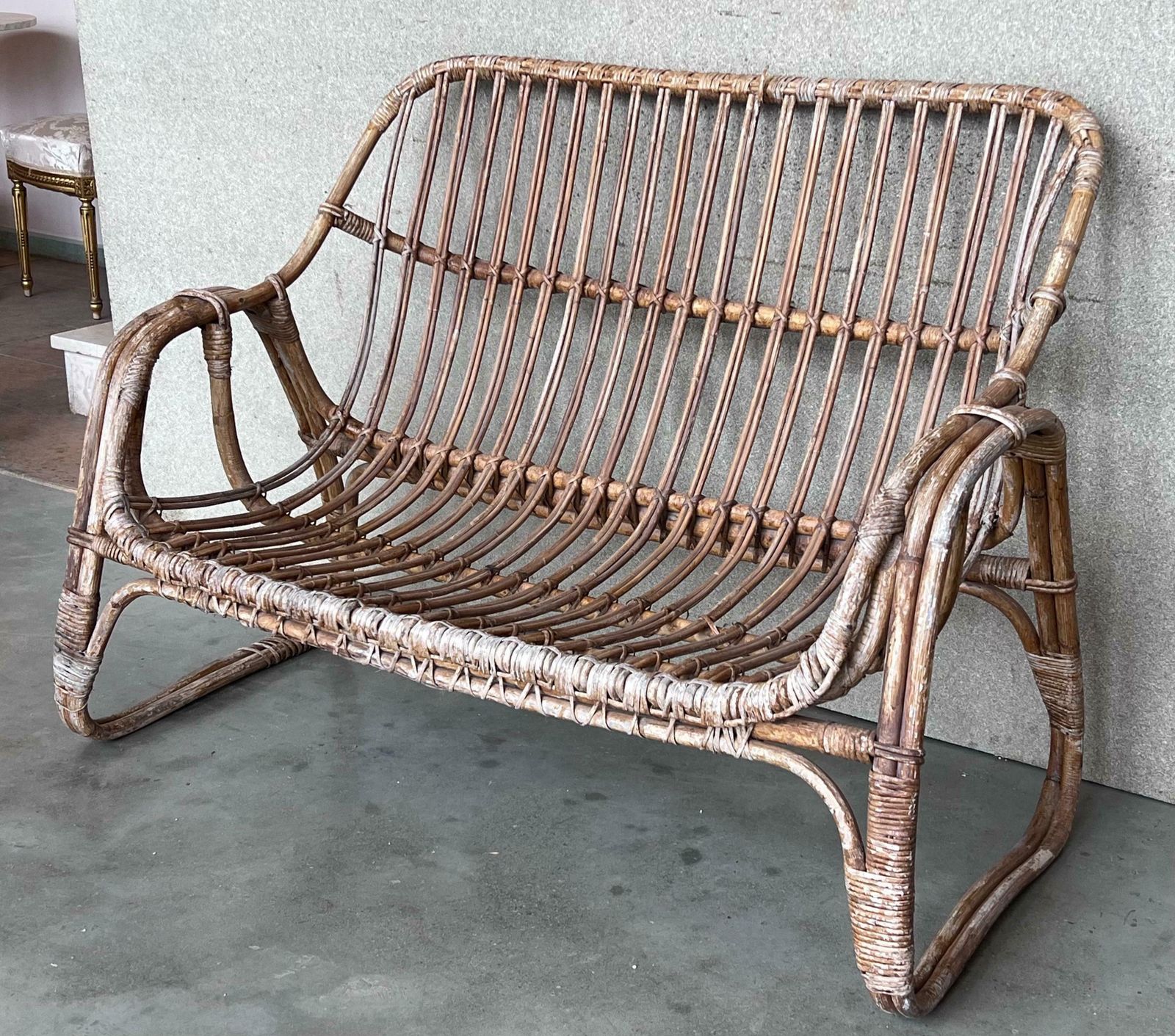 Canapé deux places vintage mid-century modern en rotin et bambou, années 1960 photo for sale