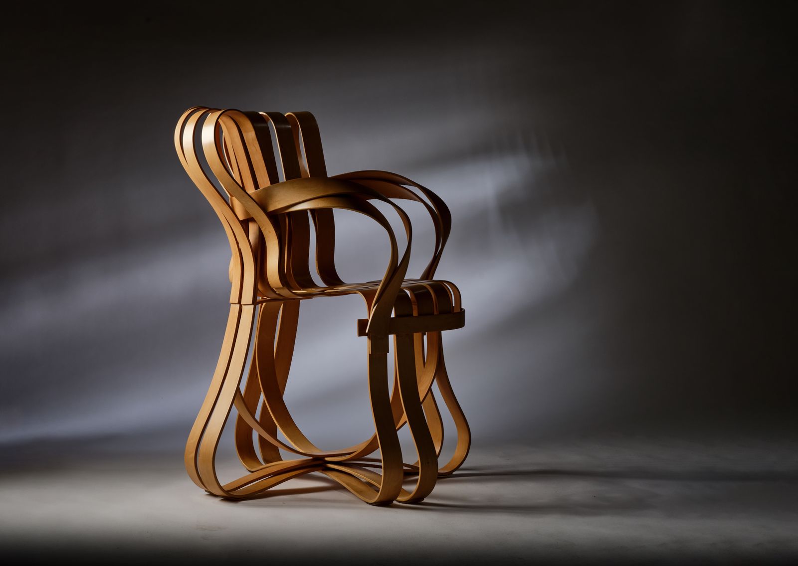 photo vintage Extremely Rare Frank Gehry For Knoll White Maple Bentwood 'Cross Check' Chairs, Circa 1990's.