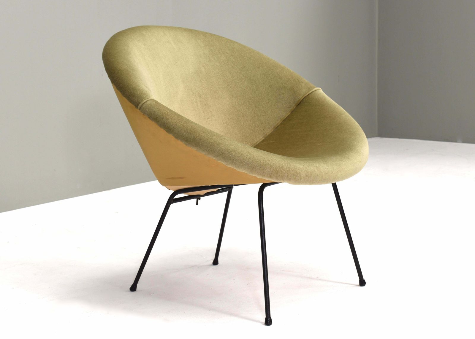Sculptural Circle Chair In Original Mohair Velvet And Black Metal Base, 1950's photo Furniture