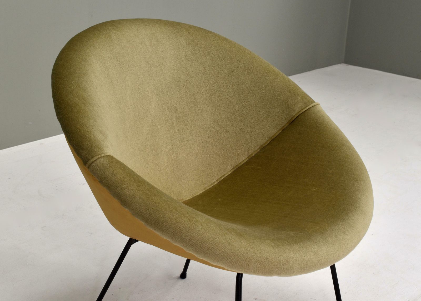 Sculptural Circle Chair In Original Mohair Velvet And Black Metal Base, 1950's photo 2460.64