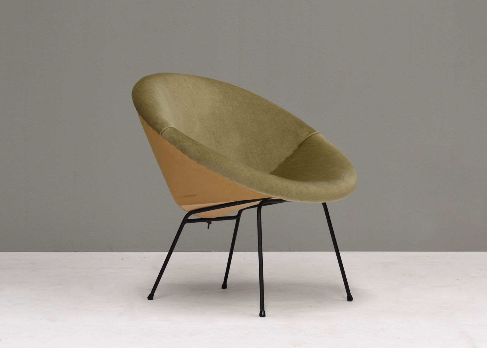 2460.64 Sculptural Circle Chair In Original Mohair Velvet And Black Metal Base, 1950's photo
