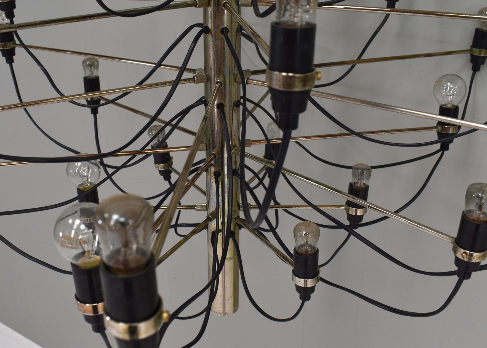 photo furniture Early Edition Gino Sarfatti 2097/30 Brass Chandelier For Arteluce / Flos, Italy