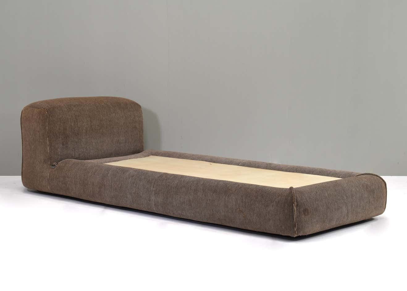 Mario Bellini Le Mura Daybed In Original Mohair Velvet, Italy, 1972 photo furniture