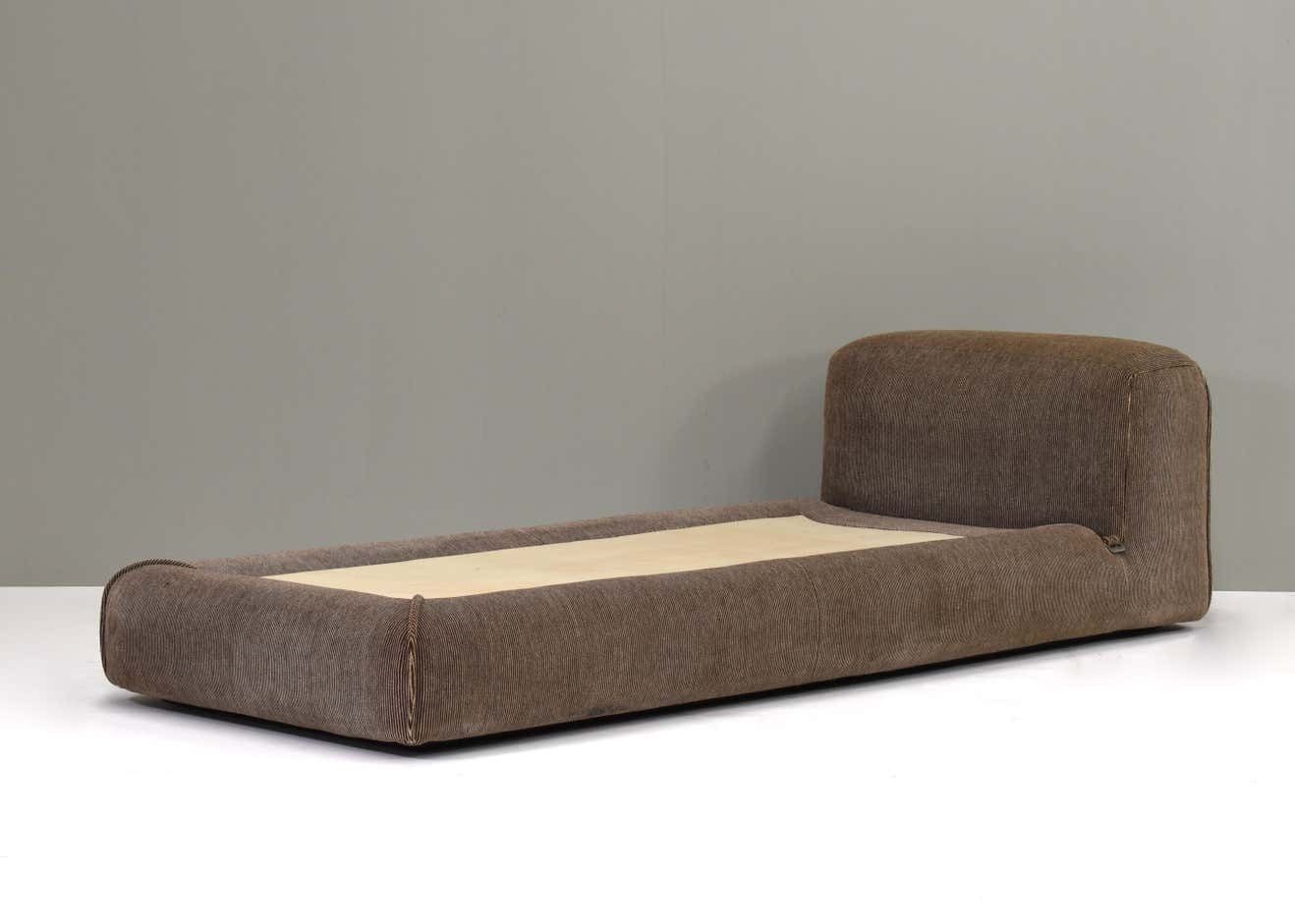Mario Bellini Le Mura Daybed In Original Mohair Velvet, Italy, 1972 photo vinterior