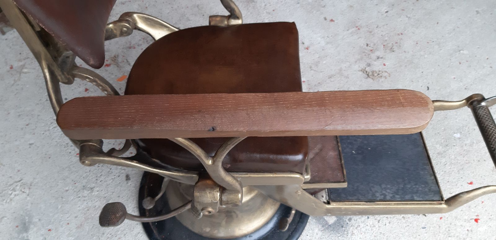 photo vintage Very Old French Barber's Chair From 1900 By Corno