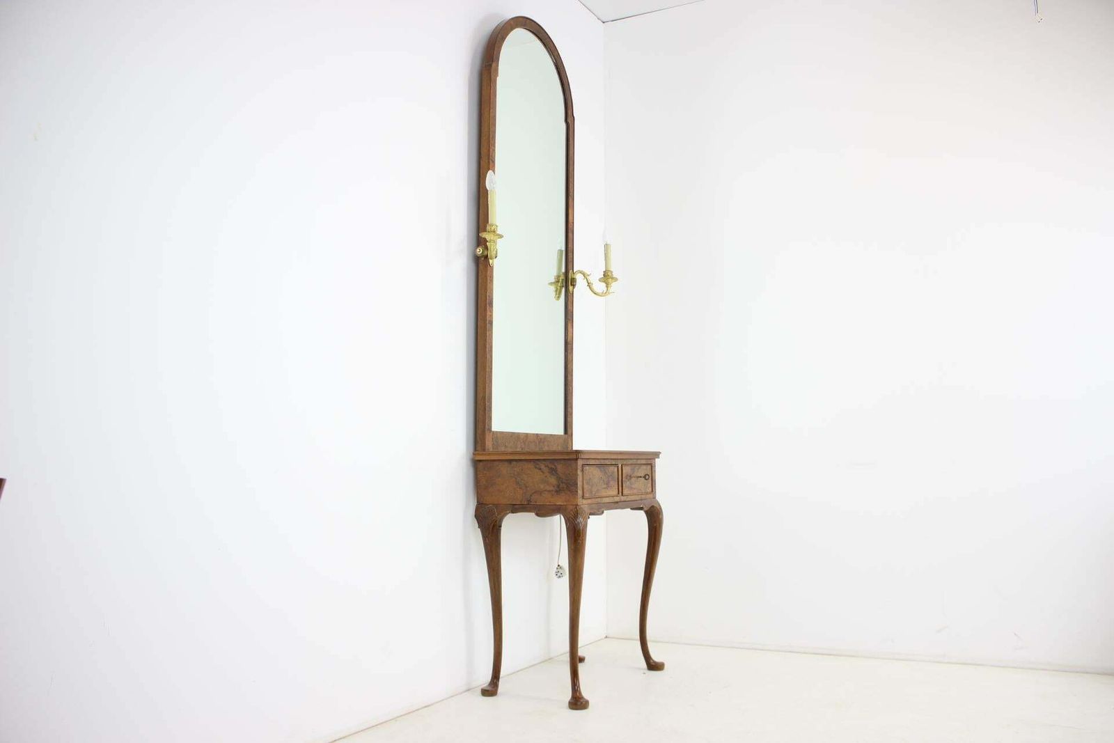 Spiegelkast uit de jaren 1920, Tsjecho-Slowakije photo furniture