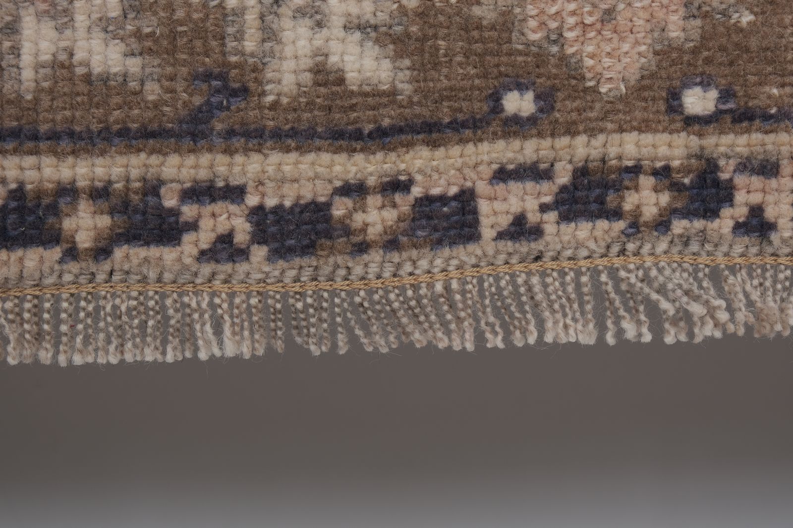 photo furniture Handmade Floral Vintage Turkish Karapinar Rug 4'3'' X 7'2''