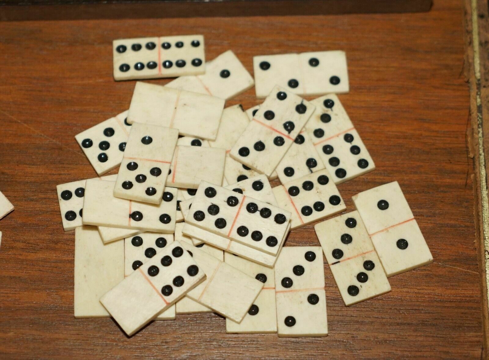 photo vinterior Lovely Circa 1880 Victorian Walnut Games Compendium Chess Horse Racing Dice