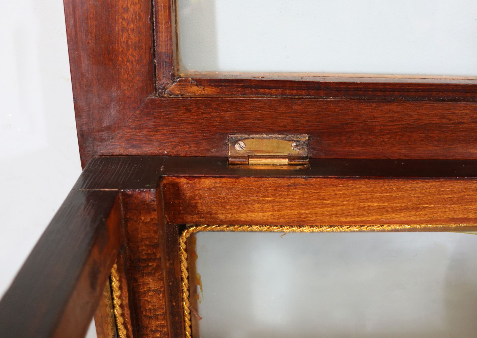 photo vintage A Lovely Continental Mahogany And Kingwood Veneered Bijouterie Display Table.