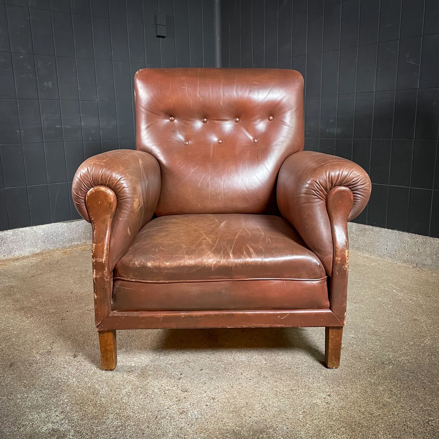 Grote Bruine Leren Club Fauteuil Met Gebruikssporen
