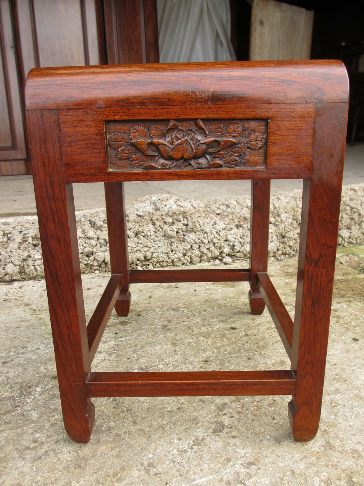 photo vinterior Nest Of Four Carved Rosewood  Sidetables