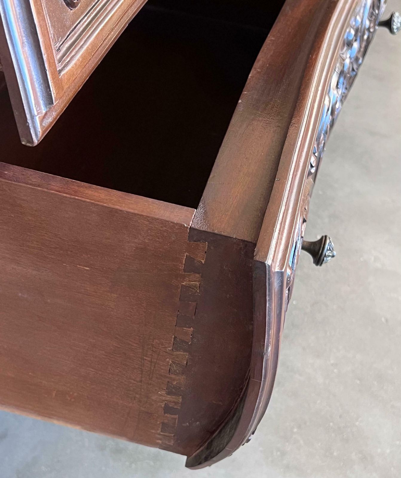 Mobilier Commode double bombée en noyer sculpté de style Louis XV provincial français, XIXe siècle photo