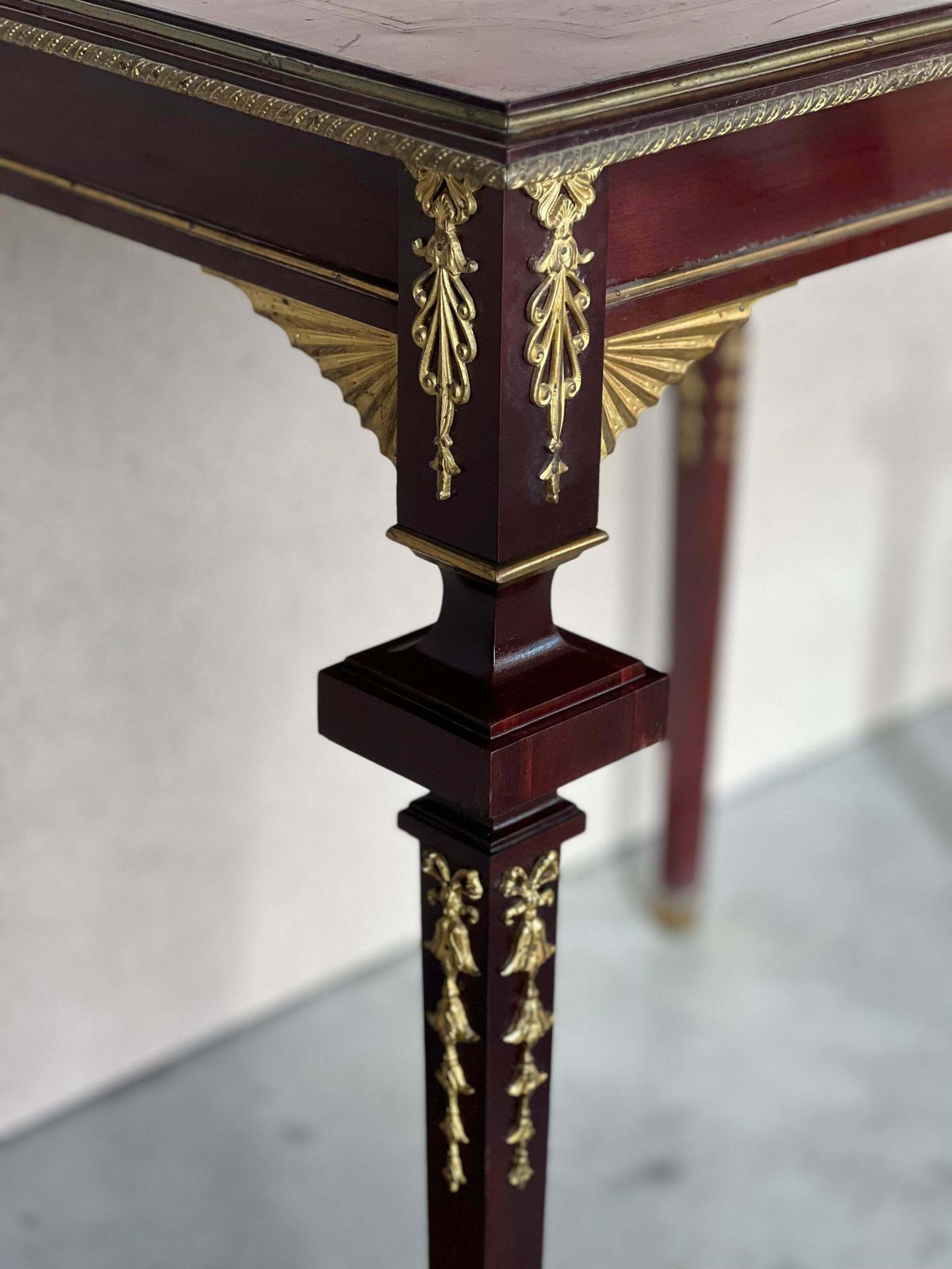 Table basse ou table d'appoint rectangulaire de style Empire, fin du XIXe siècle, dans le style de François Linke photo vintage