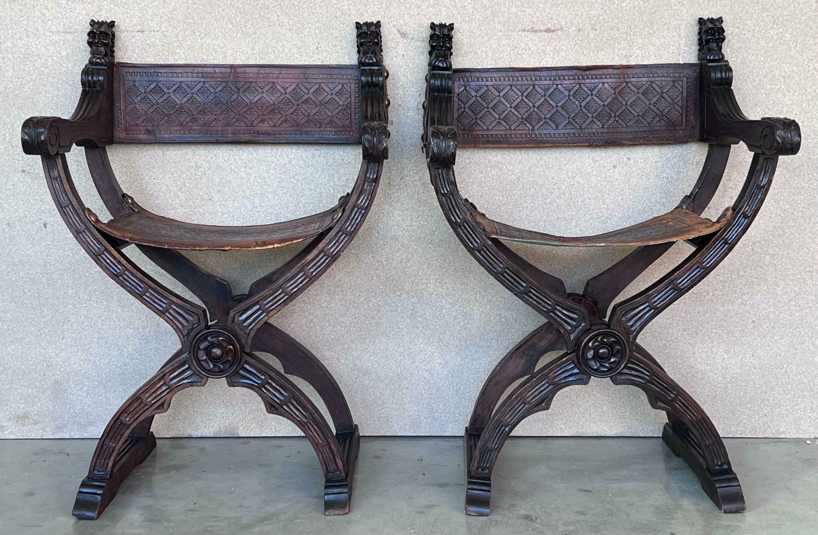 Paire de bancs Savonarola pliant en noyer sculpté, XIXe siècle photo furniture