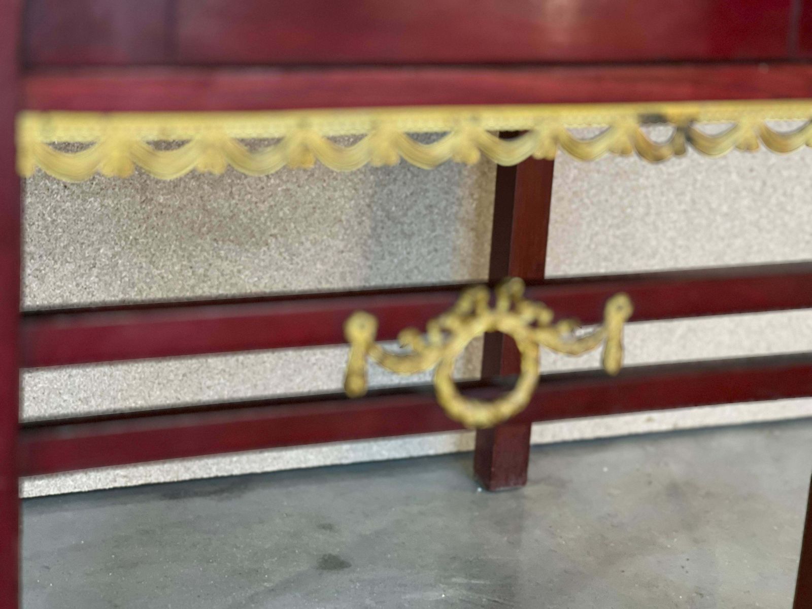 photo furniture Piédestal vitrine de style Empire français à montures en ormolu, vers 1840