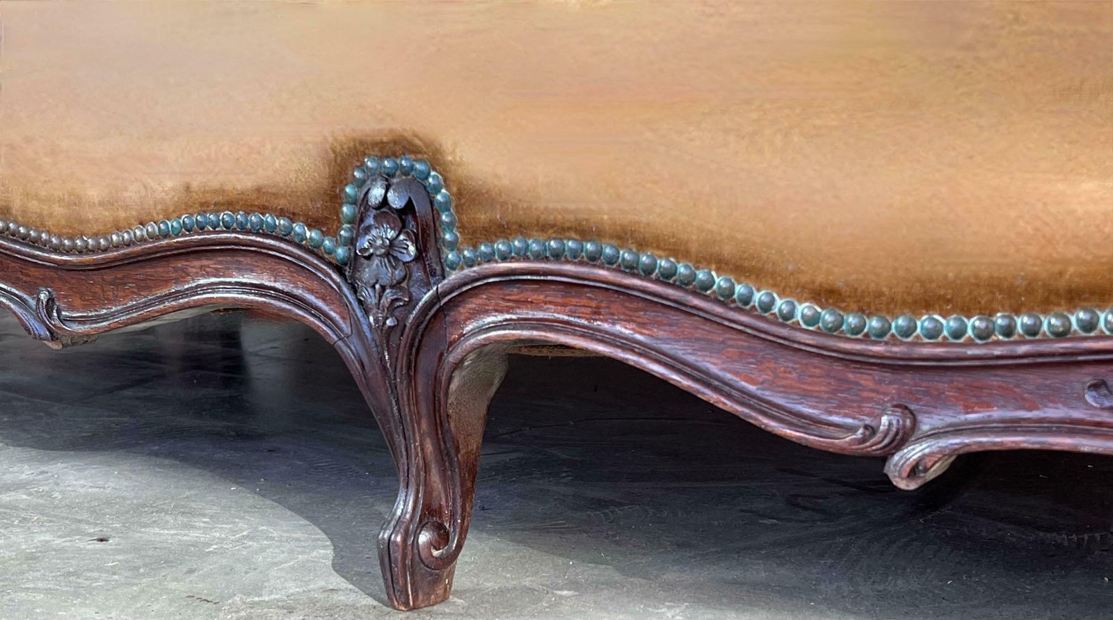 photo for sale Méridienne en noyer sculpté d'époque Louis XV, France, XIXe siècle