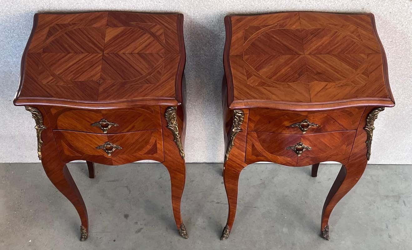 Tables de chevet Louis XV d'époque en marqueterie avec tiroirs, lot de 2 photo for sale