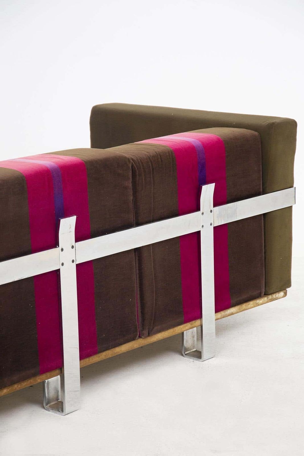 Vintage Fuchsia Sofa By Luigi Caccia Dominioni For Azucena photo vinterior