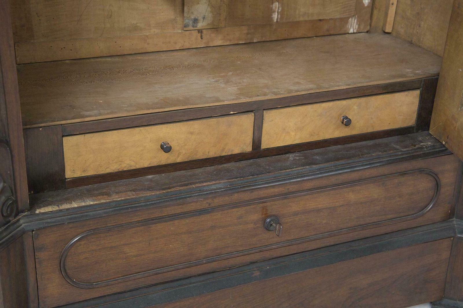 Rococò Antique Cabinet In Walnut Wood With Glass photo Furniture