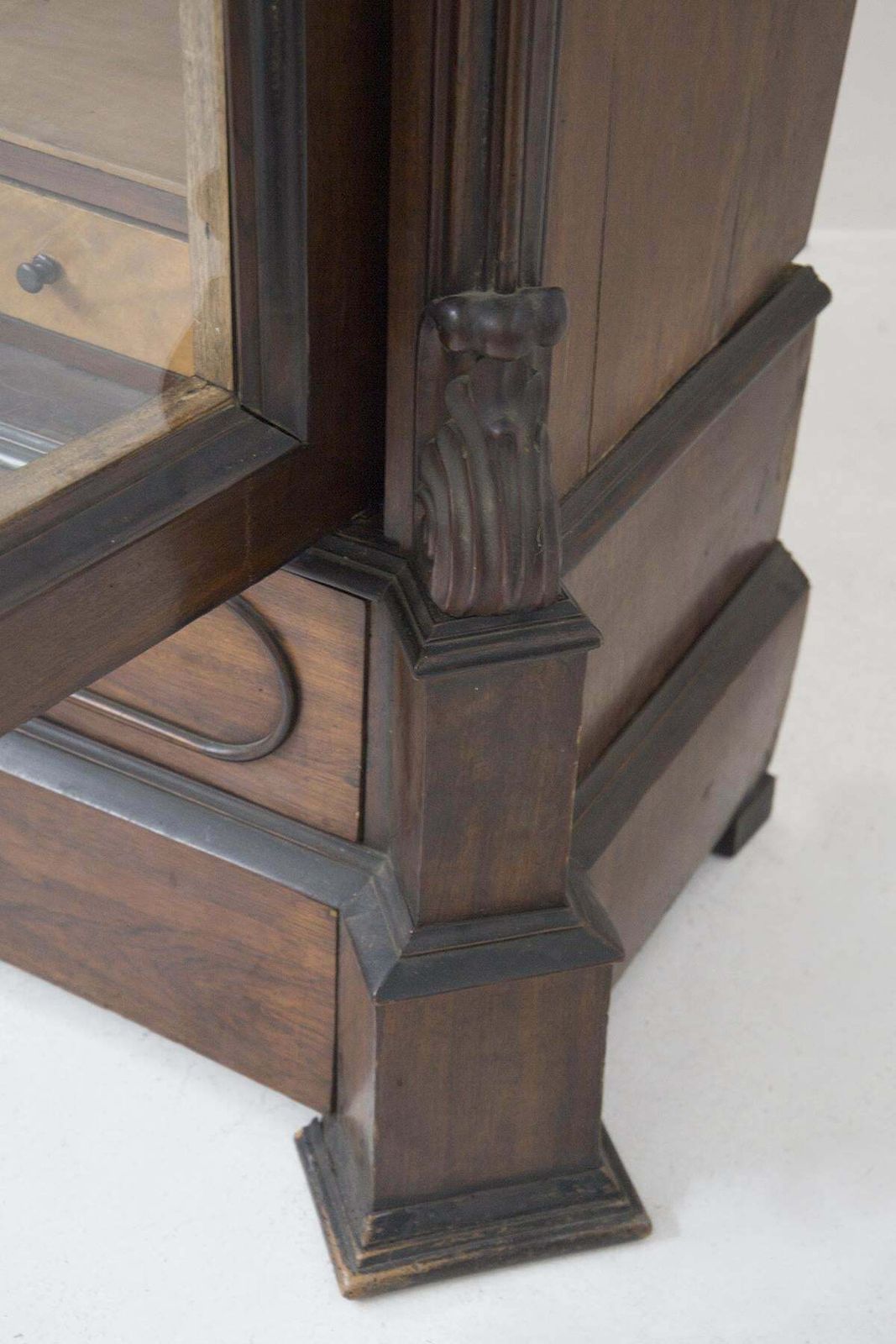 photo furniture Rococò Antique Cabinet In Walnut Wood With Glass