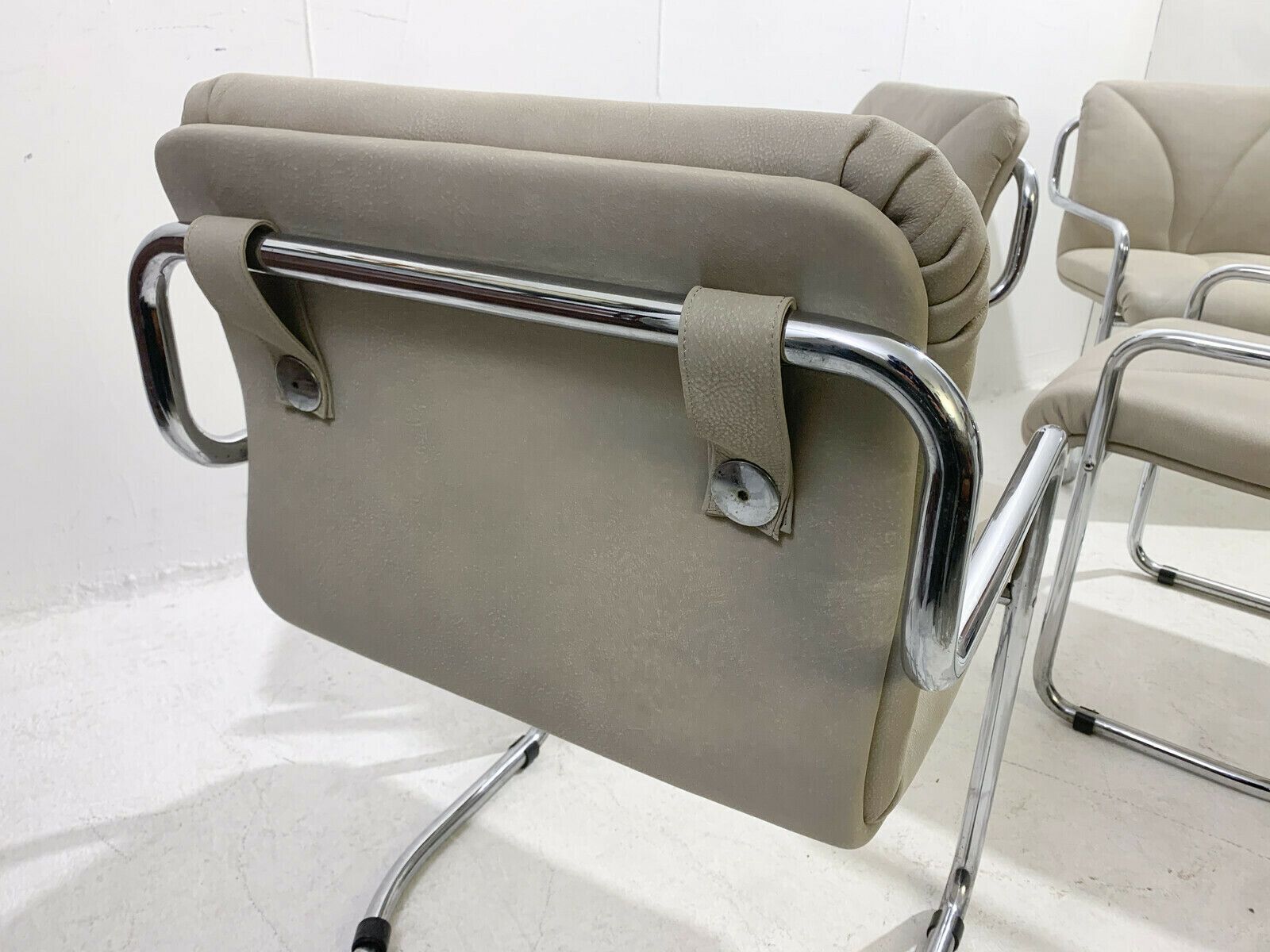 photo furniture Set Of 4 Mid Century Tubular Armchairs By Guido Faleschini
