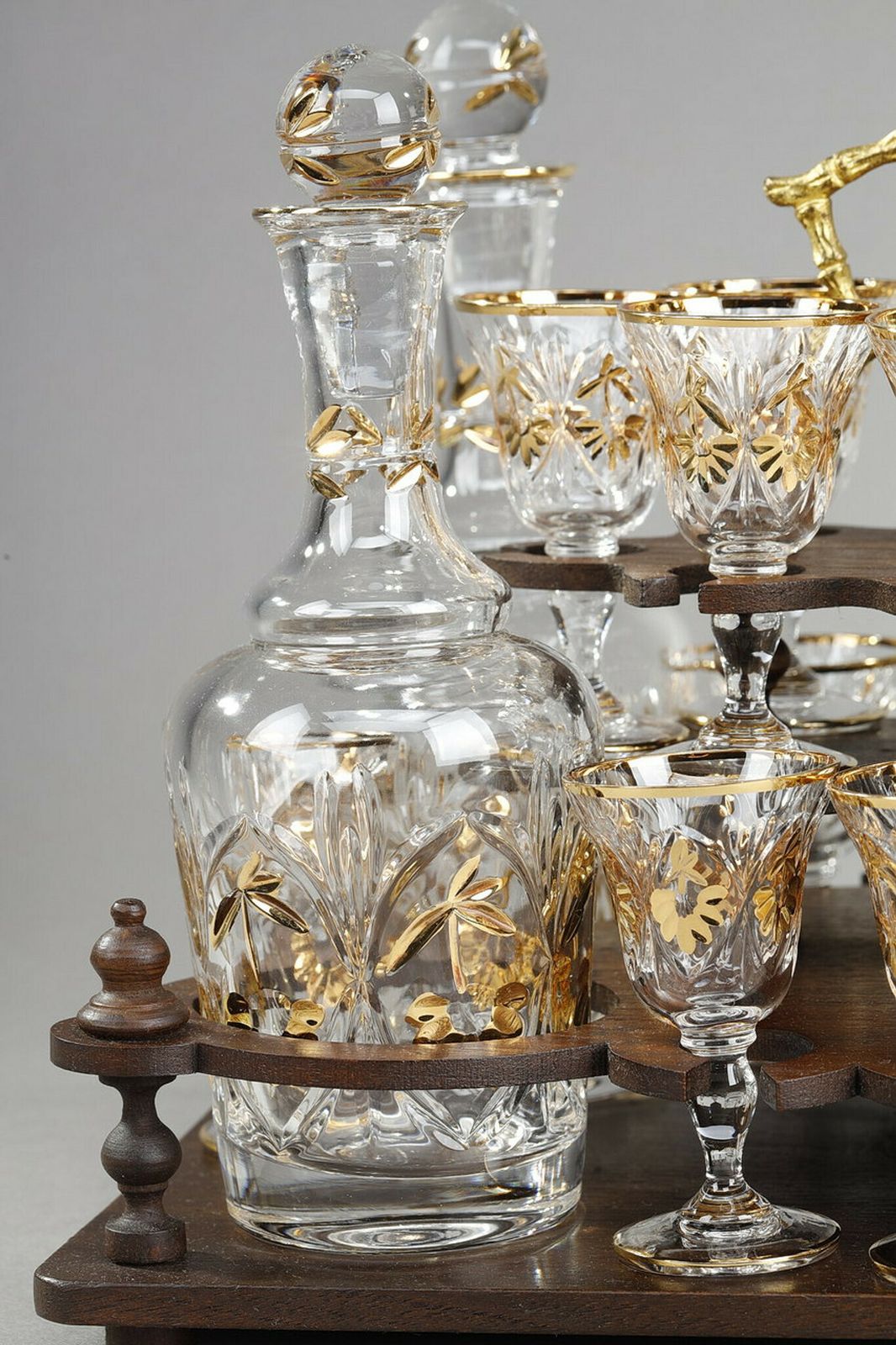 photo vintage Liqueur Cellar In Carved Wood "Black Forest" And Crystal, Late 19th Century