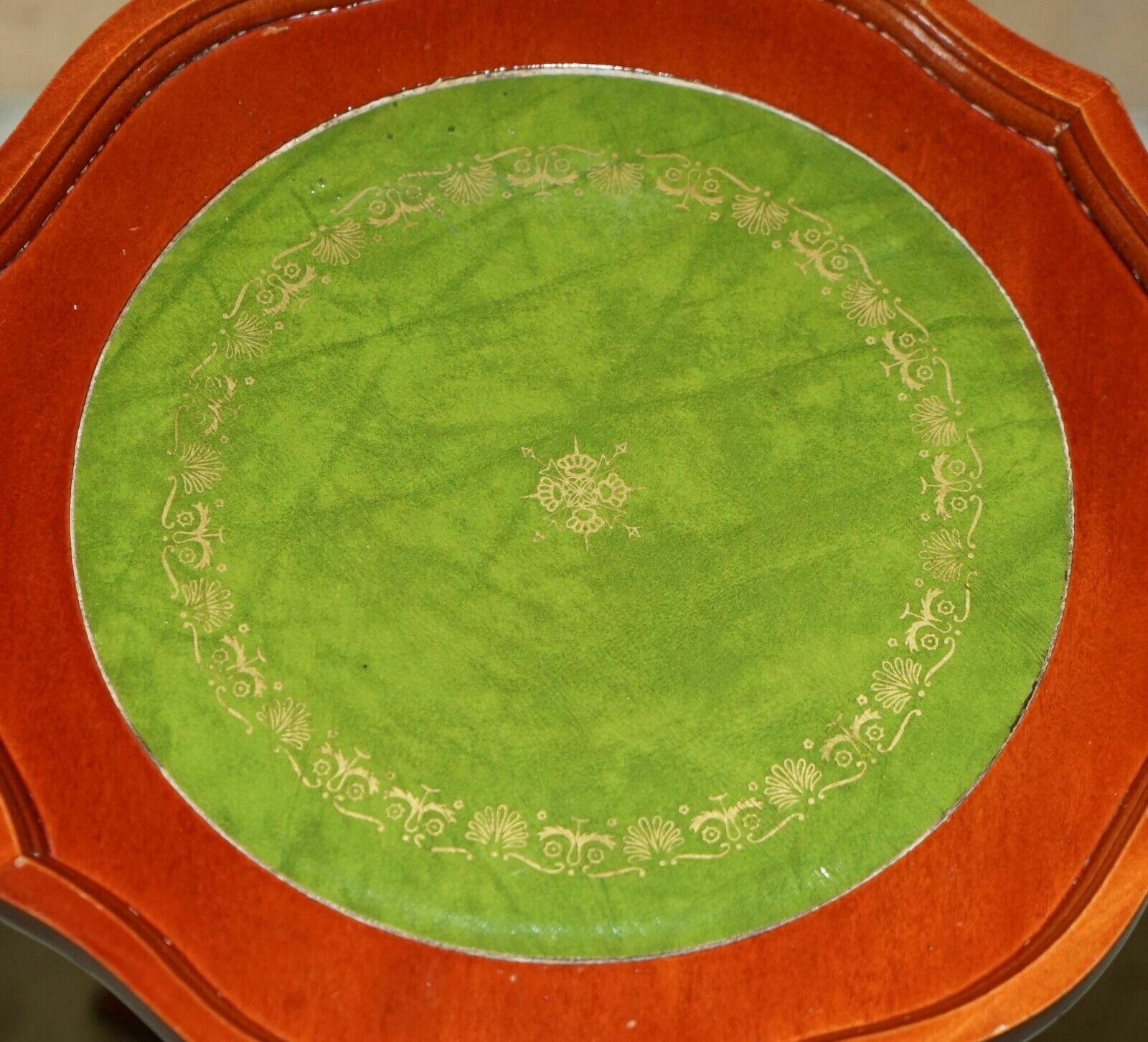 photo vintage Large Vintage Beech Pie Crust Edge Green Leather Tripod Side End Lamp Wine Table