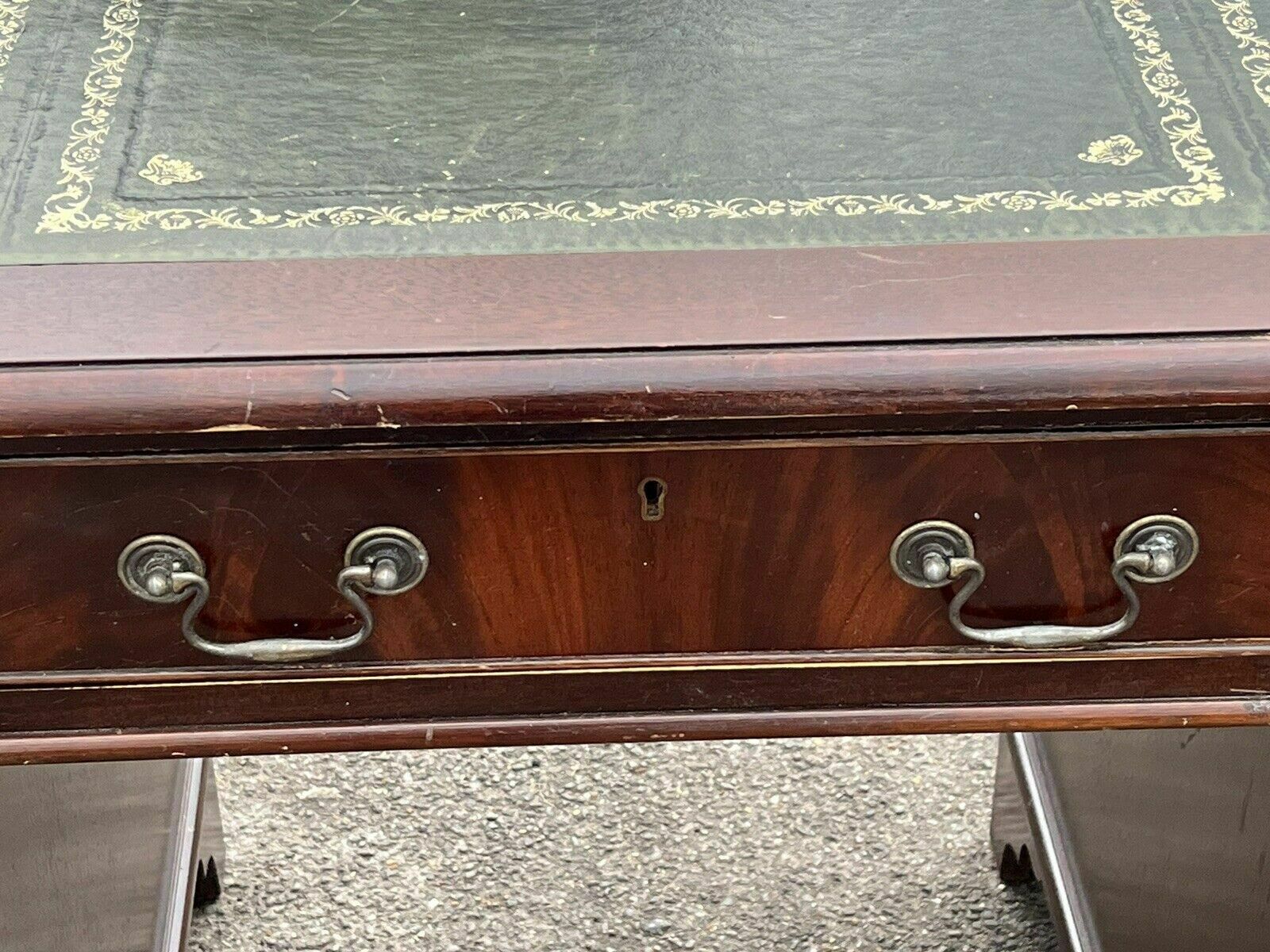 photo vinterior Pedestal Desk In Flame Veneer Mahogany With Green Leather Top.