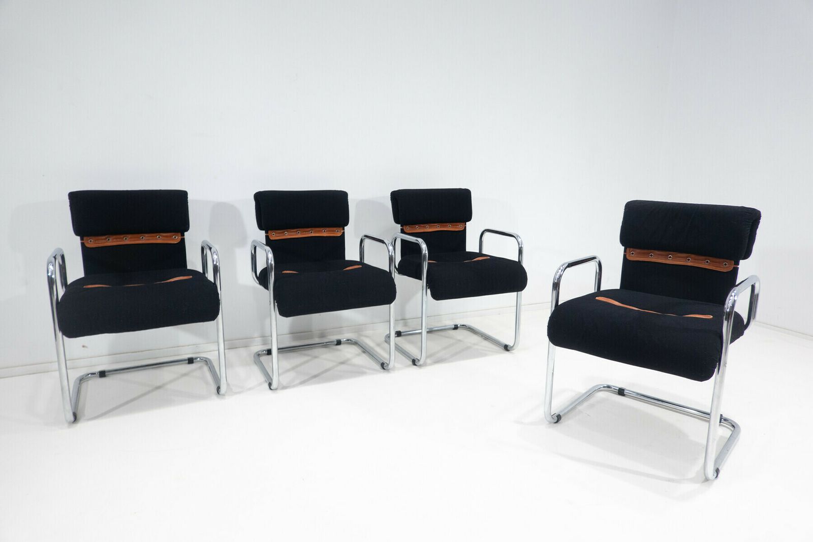 Set Of 4 Mid Century Modern Armchairs By Guido Faleschini photo vinterior