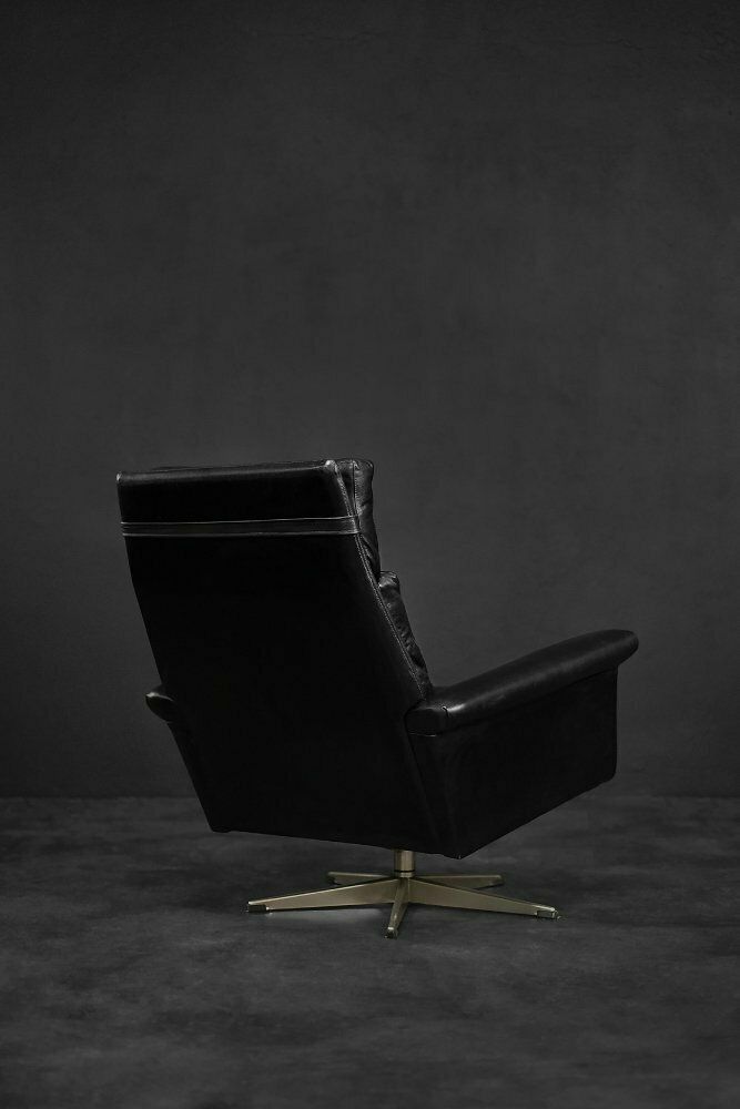 photo vinterior Mid Century Danish Modern Minimalist Black Leather Swivel Armchair By Georg Thams, 1960s