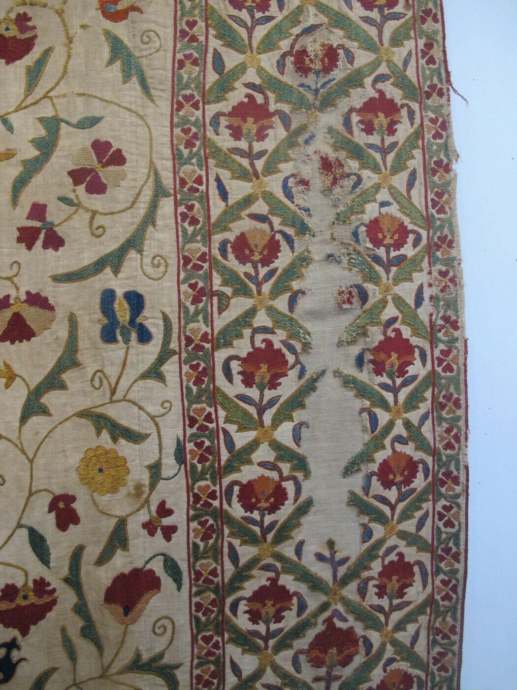 Lovely Silk Embroidered Suzani, 2.70m X 1.54m photo vinterior