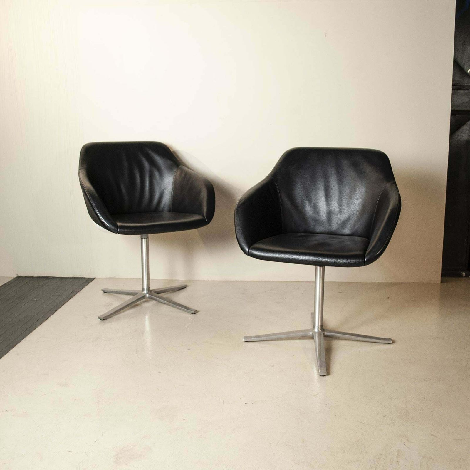 photo furniture Pearson Lloyd Set Of Two Lounge Chairs 90’s