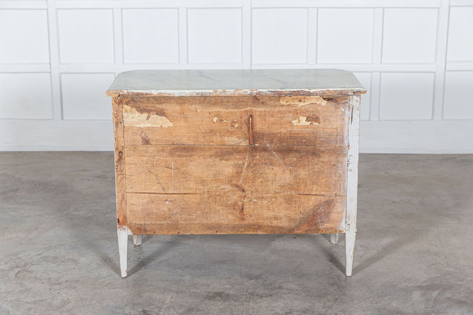 photo vinterior Swedish Gustavian Chest Drawers