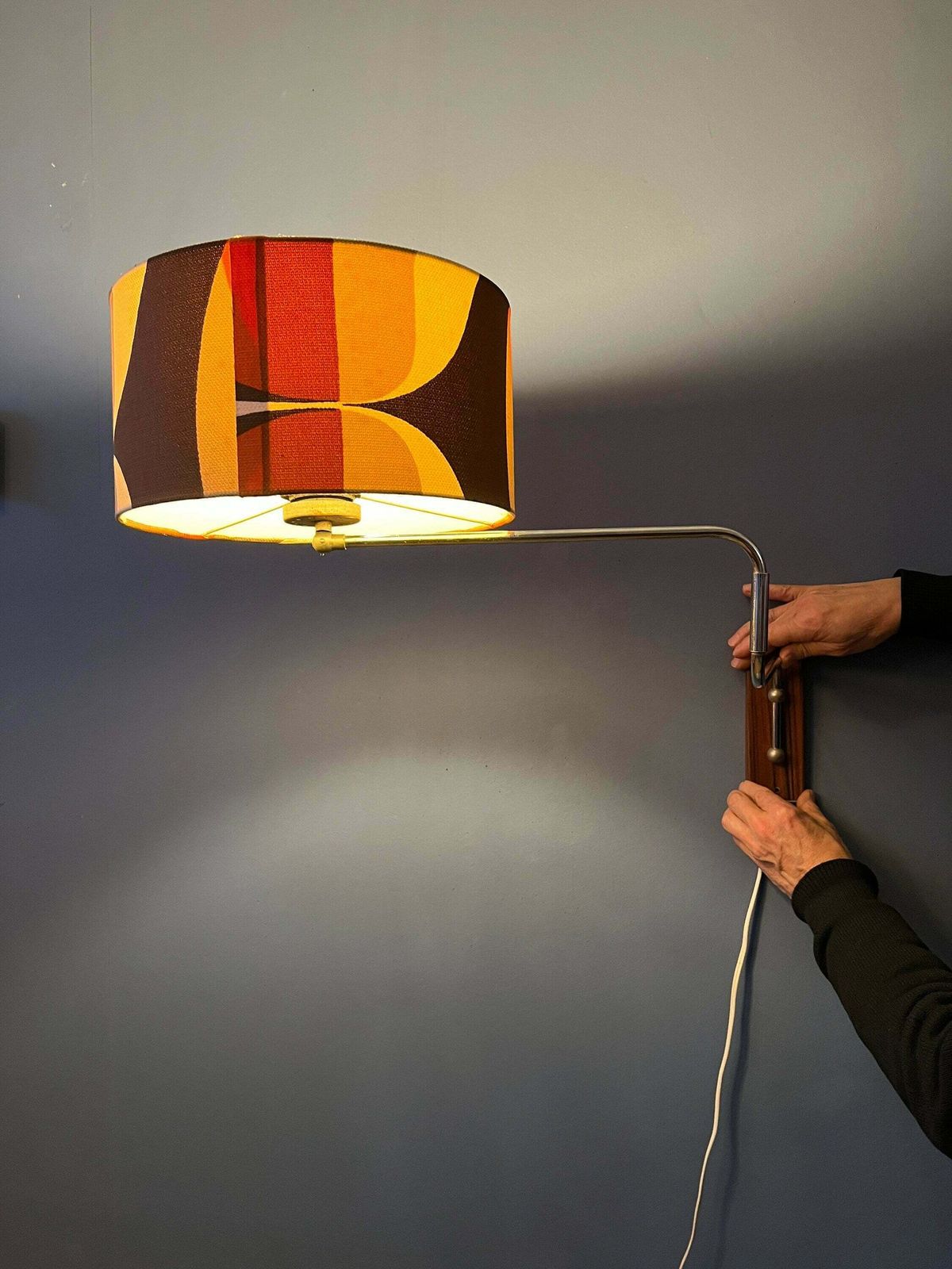Space Age Zwenkarm Wandlamp Met Oranje Bloemenkap photo furniture