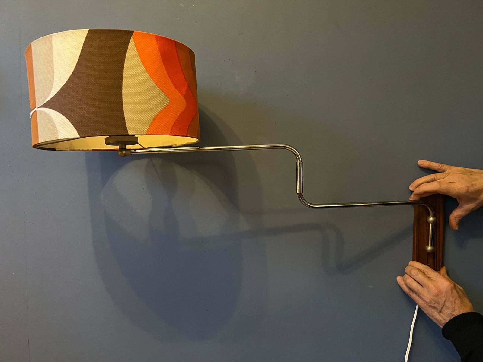 Space Age Zwenkarm Wandlamp Met Oranje Bloemenkap photo vinterior
