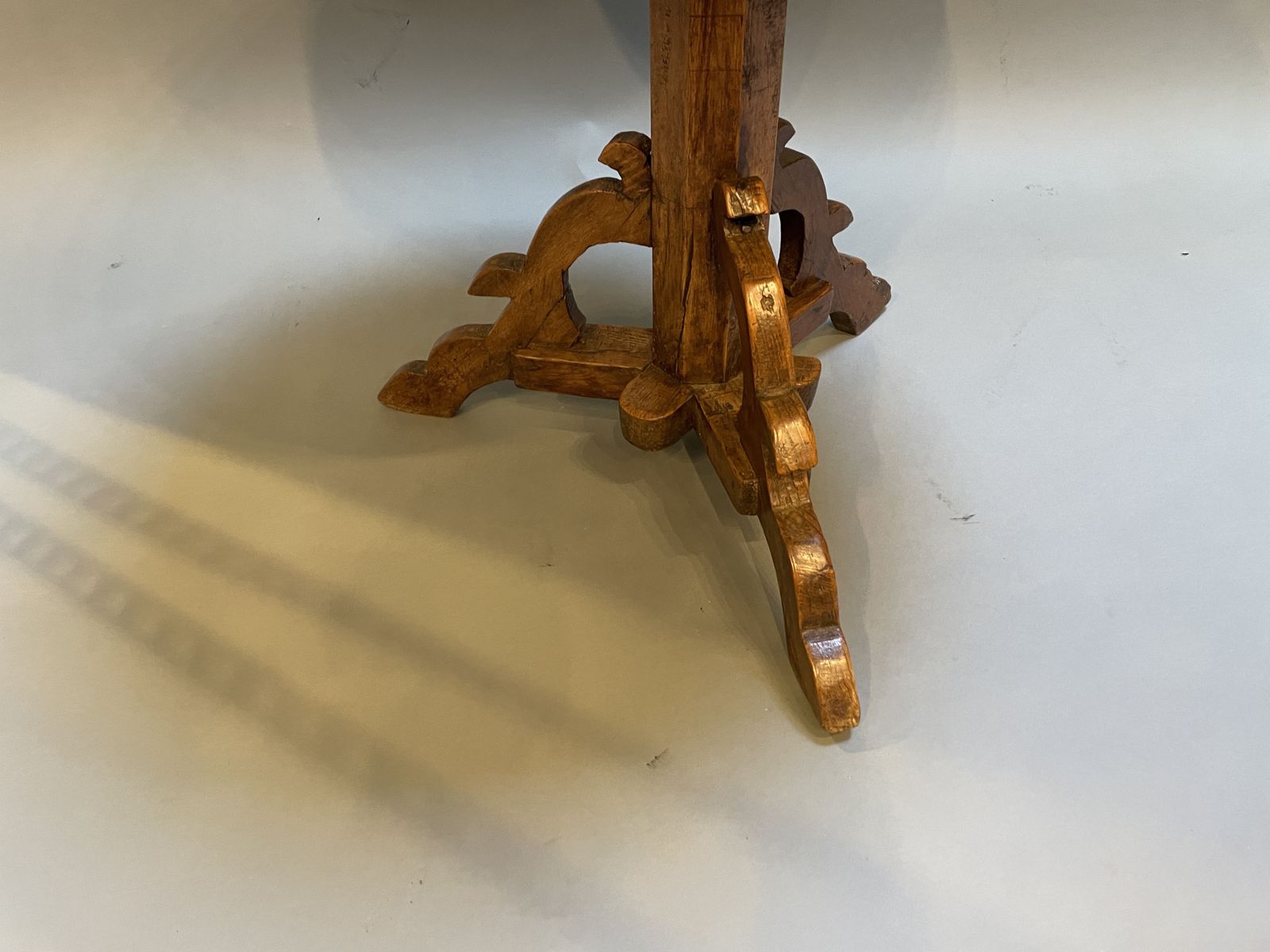 640.0 C18th Rustic Pine Pedestle Table photo
