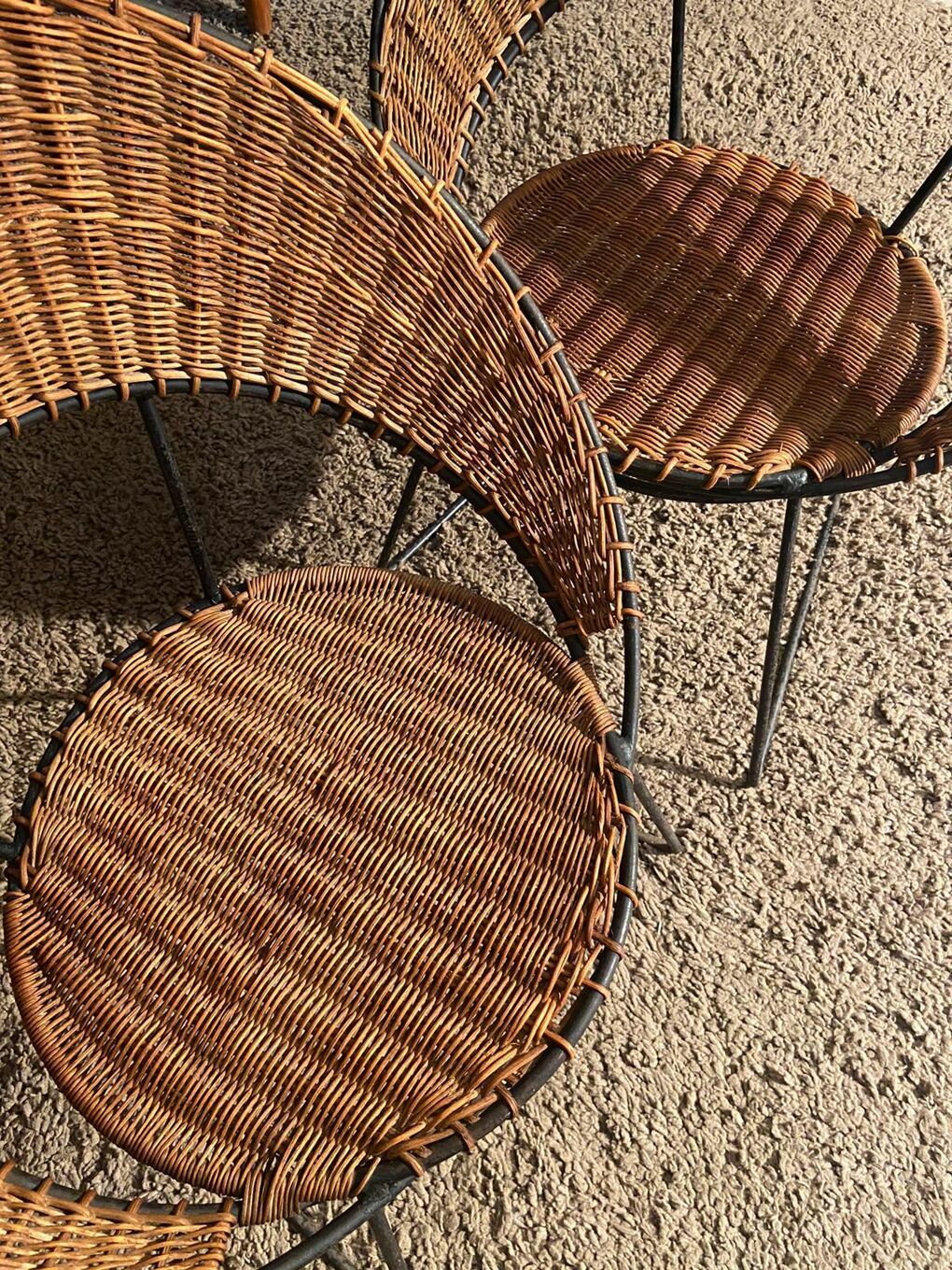 photo vintage Set Of 2 Raoul Guy Wicker Armchairs And Coffee Table 1950