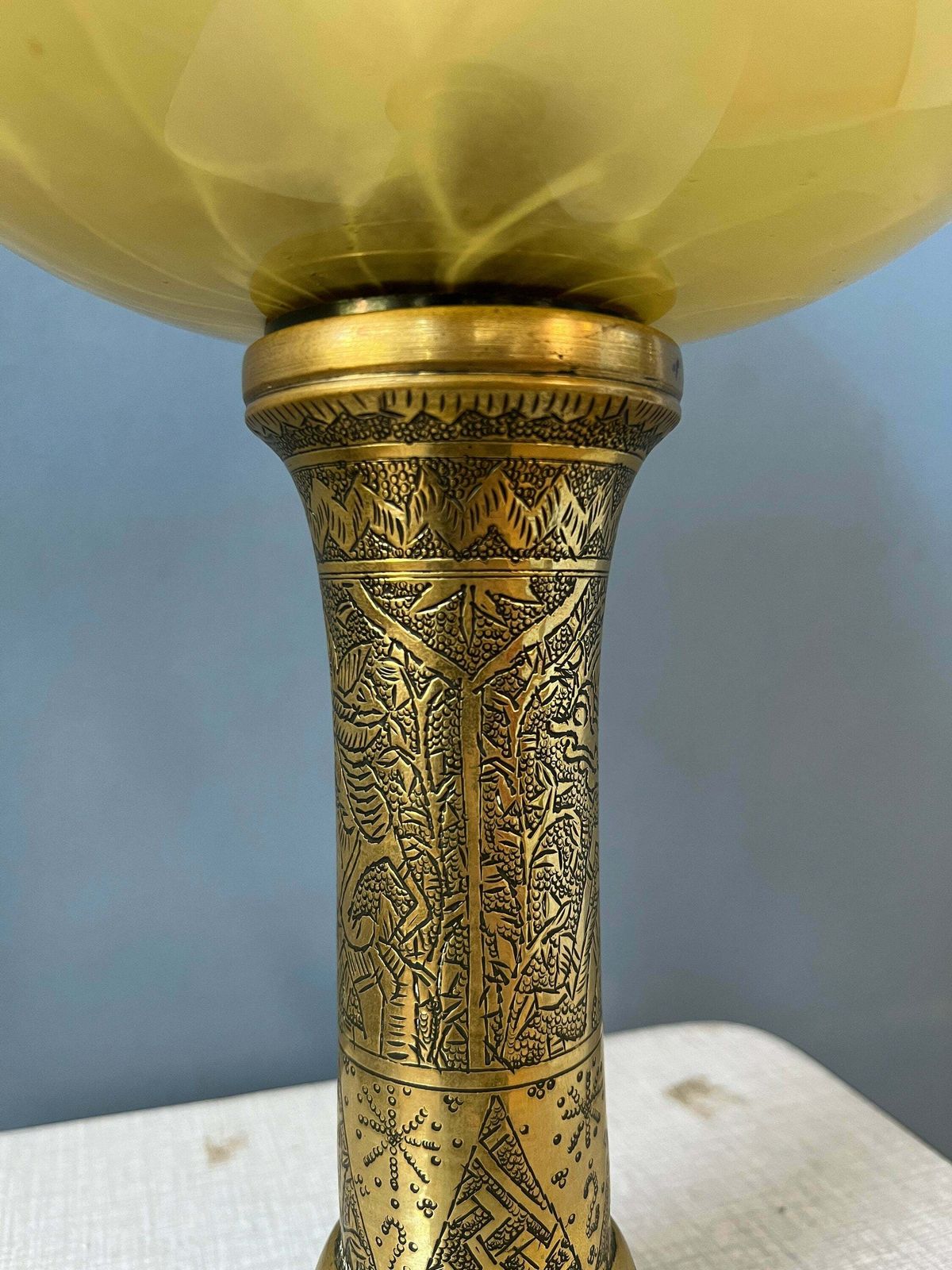 Antieke Art Deco Glazen Lamp Met Bronzen Voet photo vintage