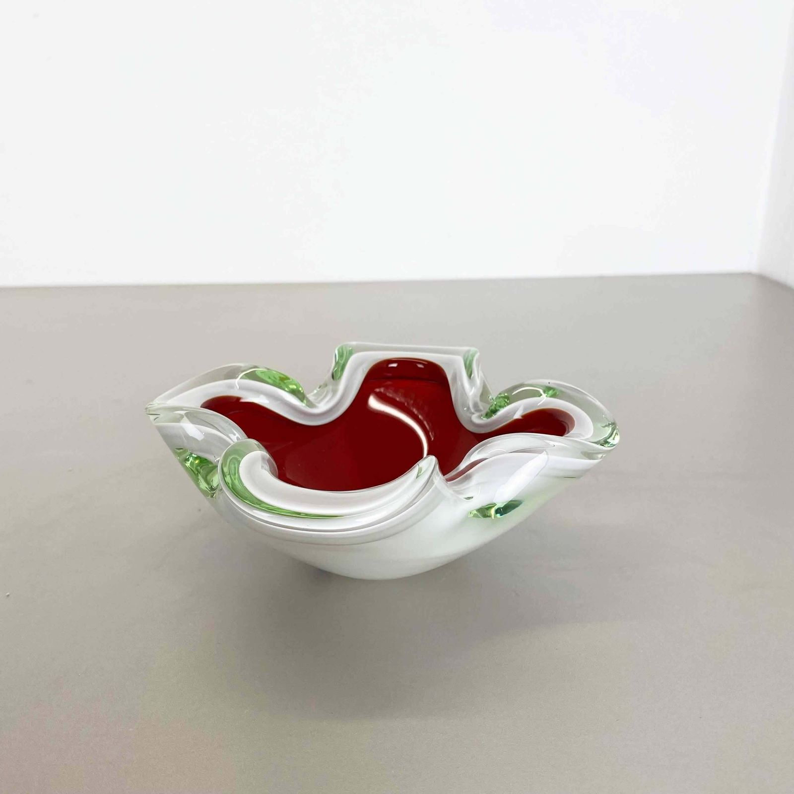Large Murano Glass White Red Bowl Shell Ashtray Murano Italy 1970s photo 537.0
