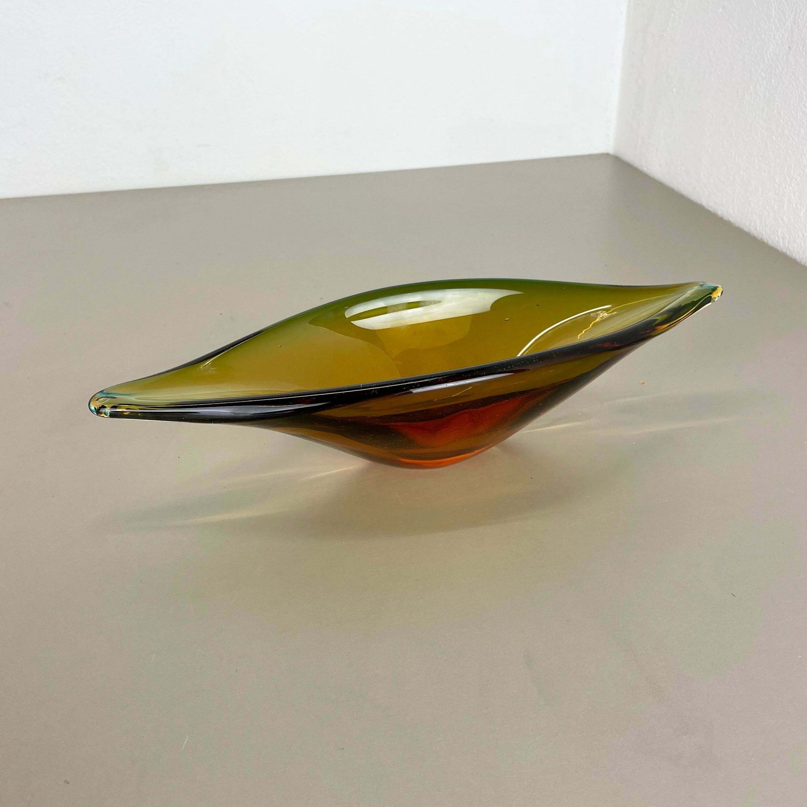 1,8 Kg Glass Bowl Shell Centrepiece By Flavio Poli Attrib Murano Italy 1970s photo for sale
