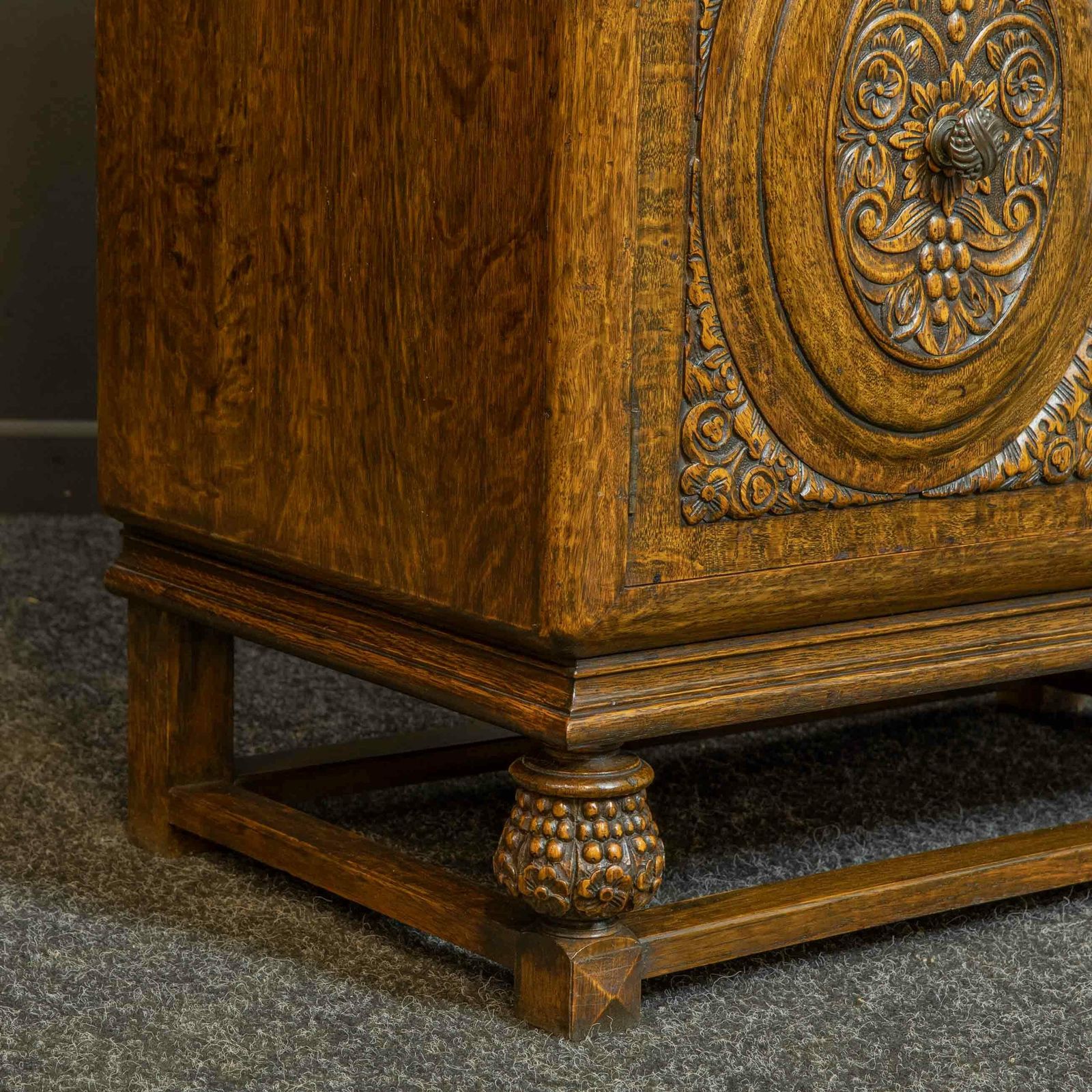 photo vintage Early 20th Century Carved Oak Bureau