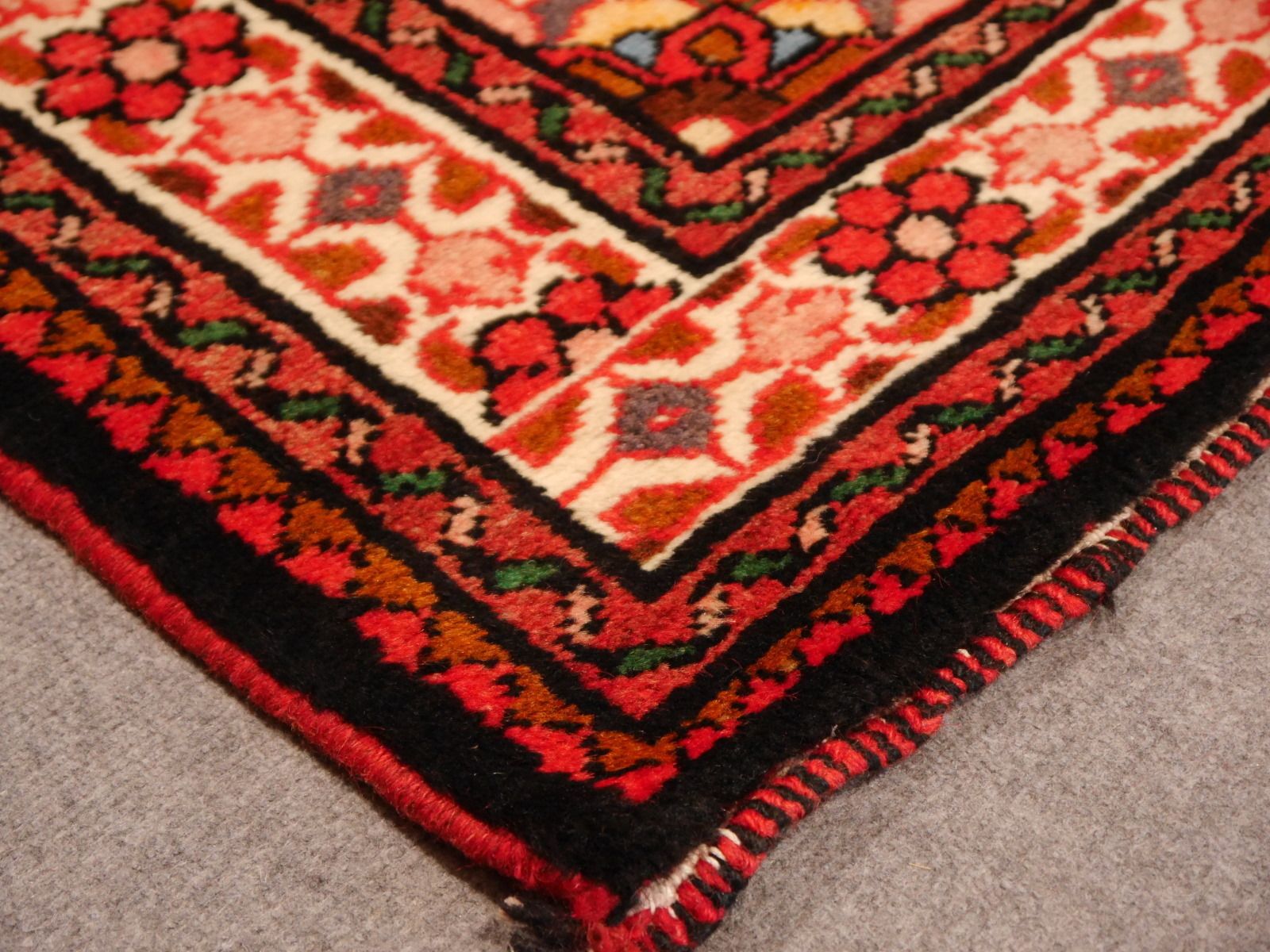 Hosseinabad Rug 4.1 X 3 Ft / 125 X 90 Cm photo Textiles