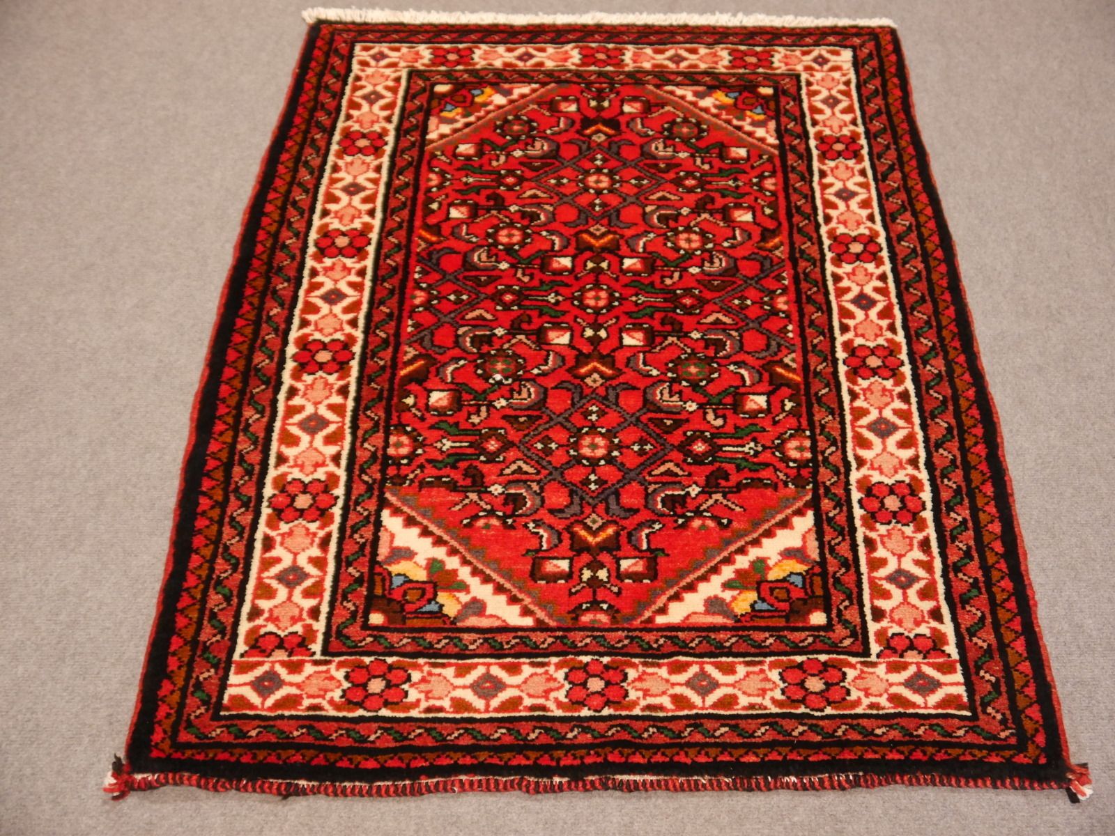 Hosseinabad Rug 4.1 X 3 Ft / 125 X 90 Cm photo vinterior