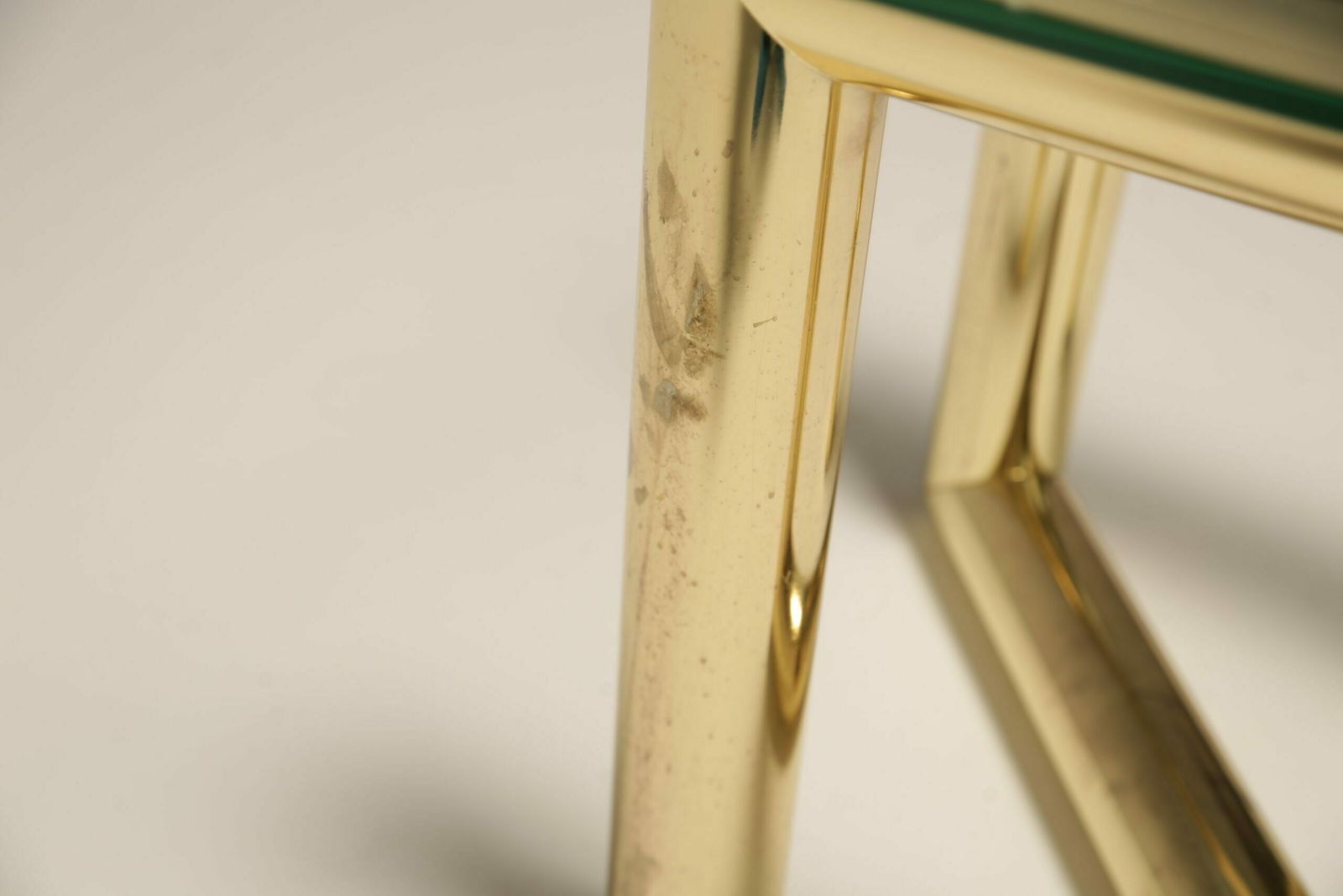 photo vintage Mid Century 1970s Brass & Glass Zig Zag Z Tubular End Table