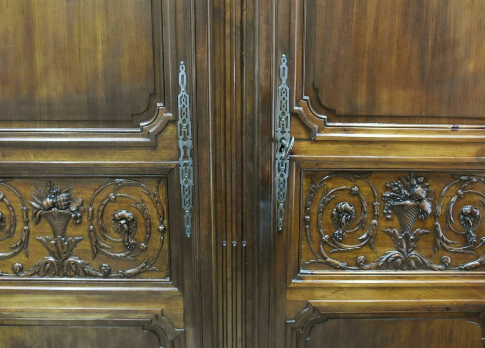photo furniture Bordelaise Castle Wardrobe In Solid Mahogany, 18th Century