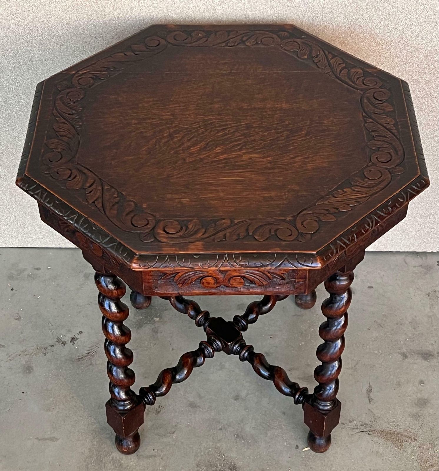 Table d'appoint ou de milieu hexagonale d'époque en noyer, à six pieds sculptés photo vinterior