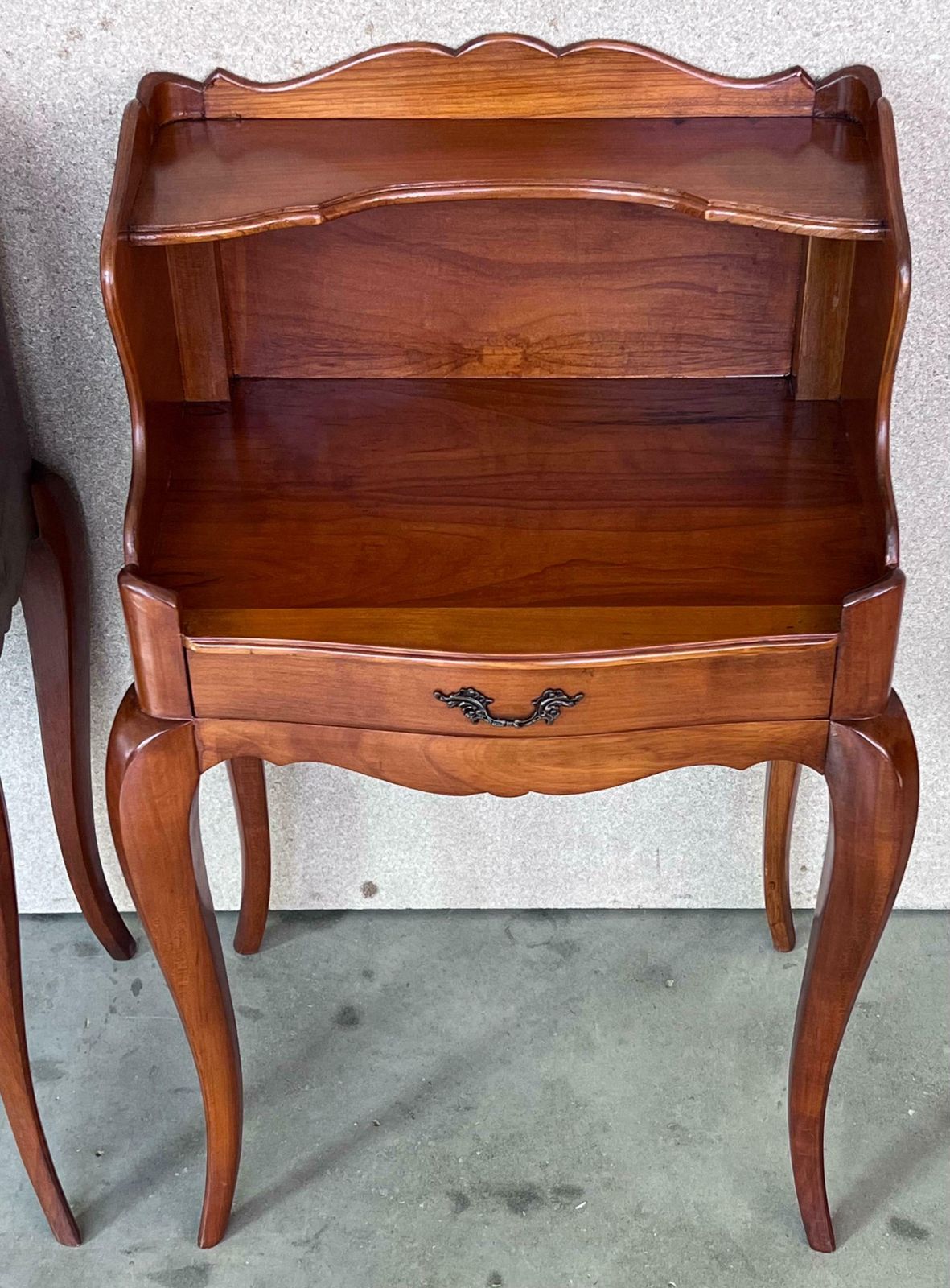 Paire de tables de chevet françaises du XXe siècle, avec tiroir et étagère ouverte photo buy
