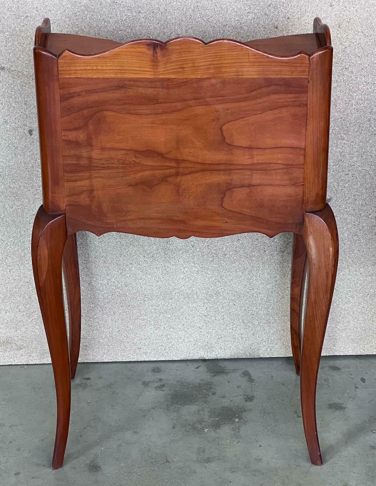 photo for sale Paire de tables de chevet françaises du XXe siècle, avec tiroir et étagère ouverte