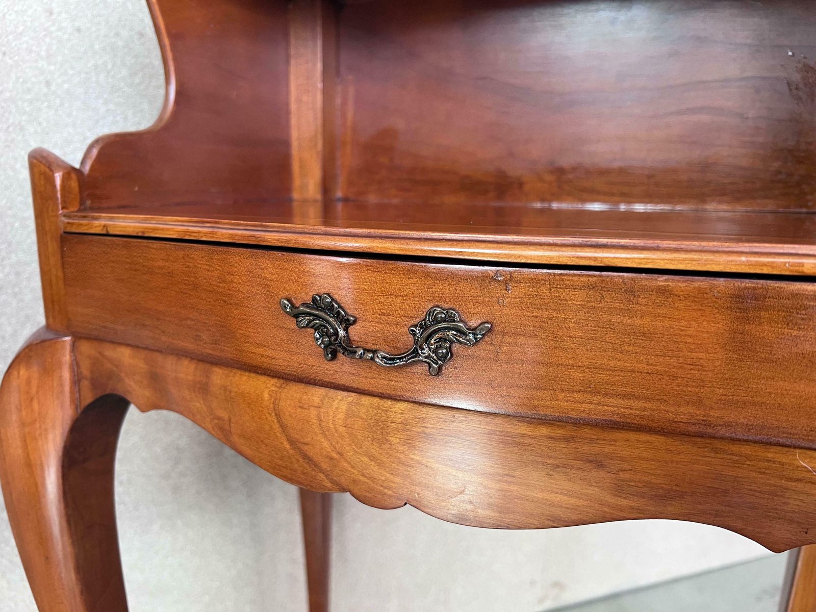 3115.0 Paire de tables de chevet françaises du XXe siècle, avec tiroir et étagère ouverte photo