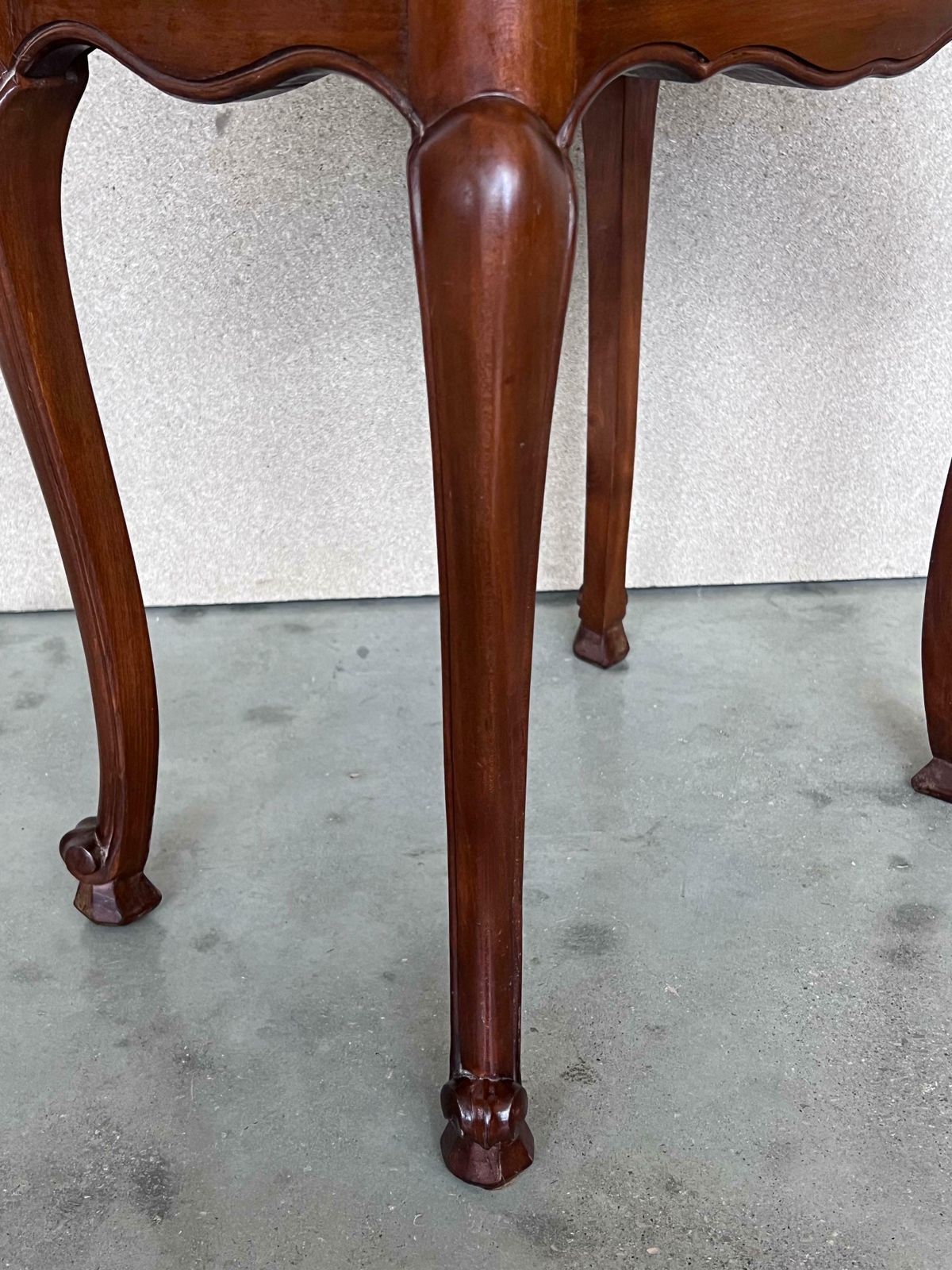 photo for sale Tables de nuit françaises de style Louis XV en chêne foncé, pieds à griffes, XIXe siècle